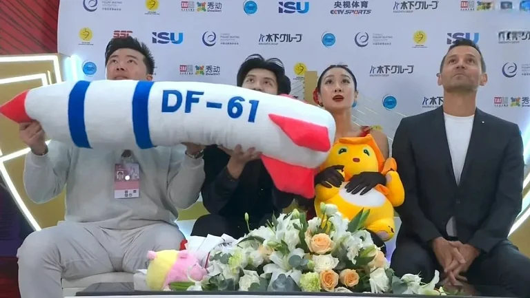 Китайские фигуристы оказались под расследованием ISU из-за игрушки-ракеты