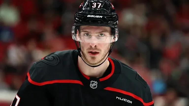 Российский форвард Свечников хочет уйти из «Каролины»