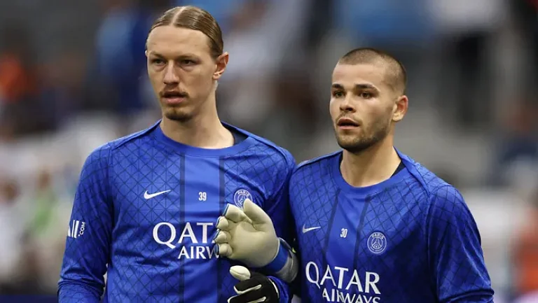 Во Франции заявили, что Сафонов грозит вытеснить Шевалье из состава ПСЖ