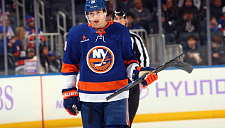 Защитник «Айлендерс» Романов выбыл на полгода из-за травмы плеча