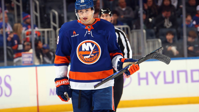 Защитник «Айлендерс» Романов выбыл на полгода из-за травмы плеча