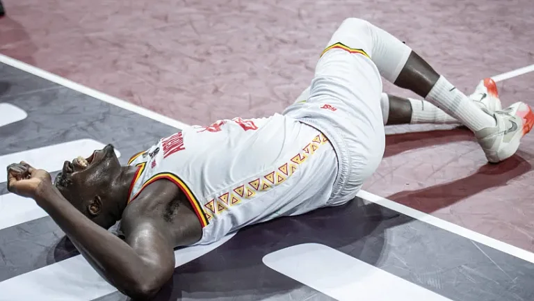 Центровой «Фенербахче» Жильсон Банго получил травму на матче Афробаскета-2025