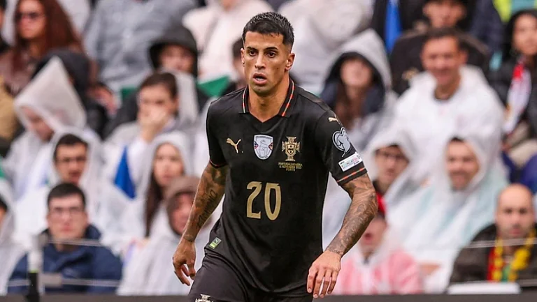 «Барселона» удалила все посты и информацию о переходе Жоау Канселу