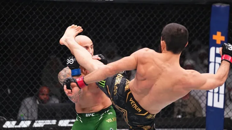 Волкановски о UFC 294: «После удара Махачева руки меня не слушались»