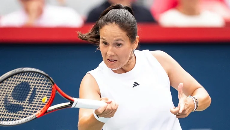 Касаткина уступила Швёнтек в третьем круге WTA-1000