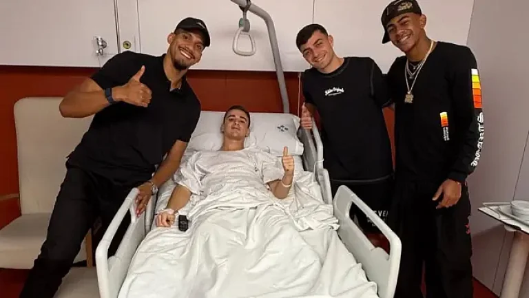 Игроки «Барселоны» навестили Гави в больнице