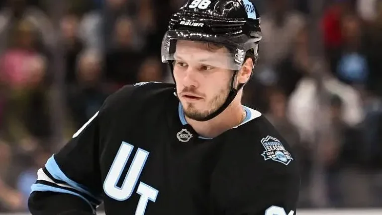 Михаил Сергачев отличился за «Юту» в матче НХЛ с «Торонто»