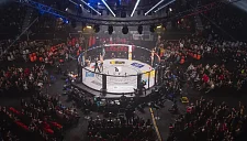 Зрители заставили мигранта встать во время гимна России на турнире по ММА