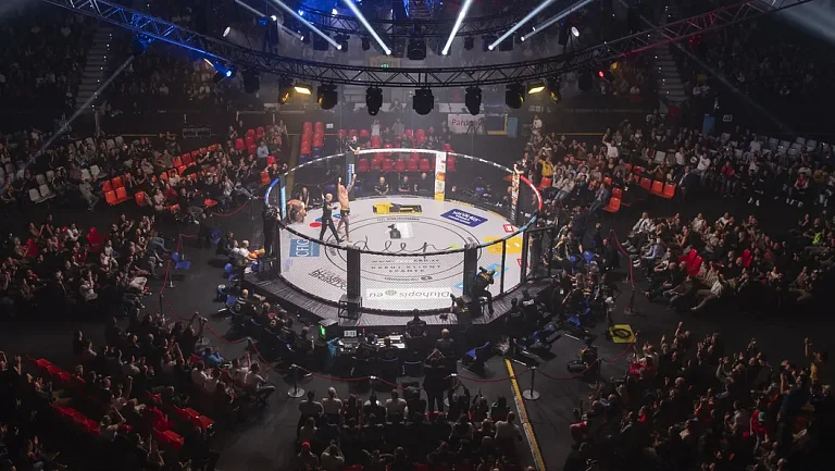 Зрители заставили мигранта встать во время гимна России на турнире по ММА