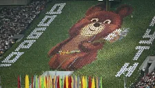 На Олимпиаде российские болельщики развернули плакат с олимпийским Мишкой