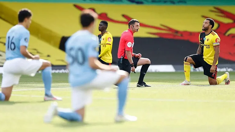 Футболисты АПЛ преклонят колено в борьбе с расизмом