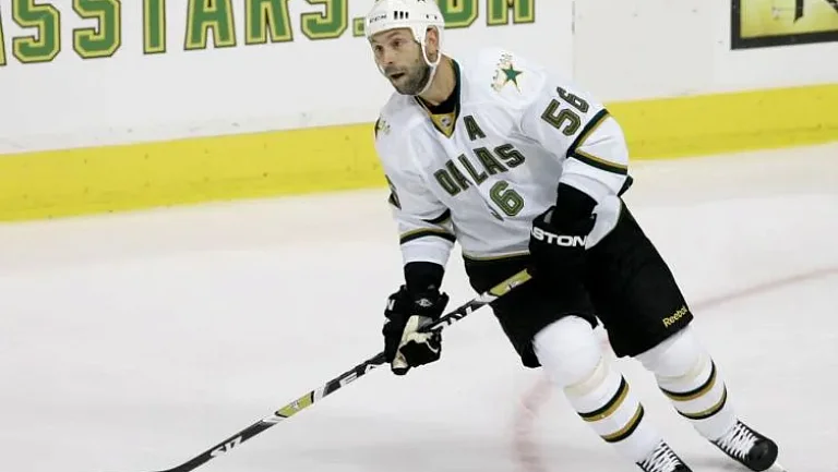 Российский хоккеист Сергей Зубов отмечает 55-летие