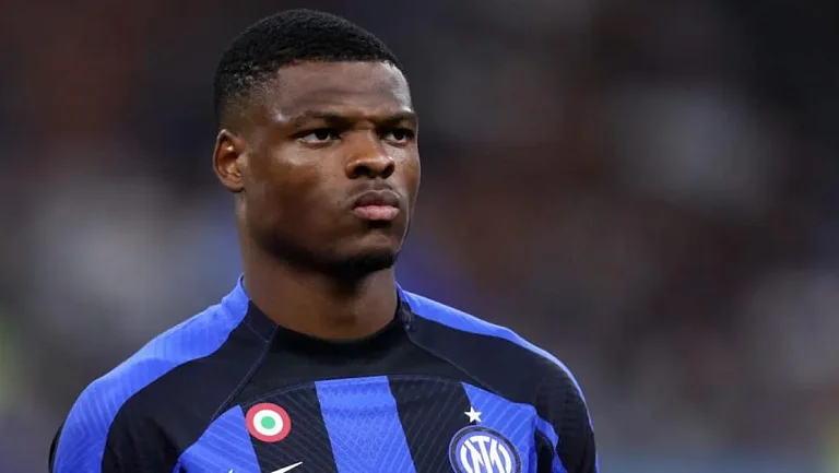 «Барселона» интересуется Думфрисом, но трансфер пока невозможен