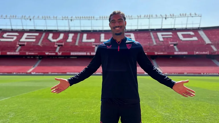 Лоик Баде вернулся в Севилью, чтобы попрощаться с фанатами на поле