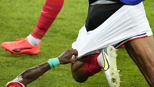 В Индии футболиста выгнали с поля до матча из-за отказа переодеть трусы