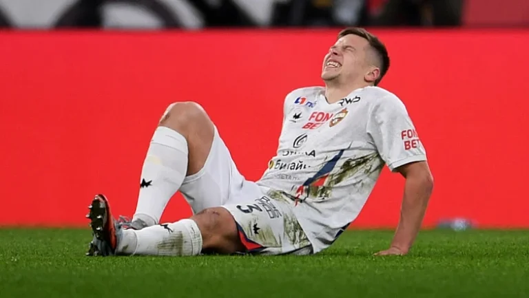 Круговой не смог продолжить игру после столкновения с Максименко