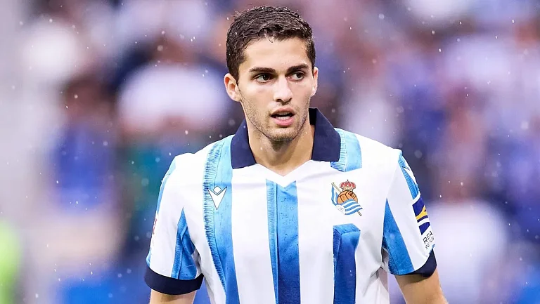 Российский хавбек Арсен Захарян избежал травмы в матче против «Атлетика»