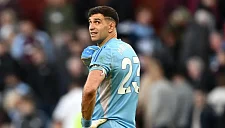 Эмилиано Мартинес в прицеле «Барселоны»: готов ли клуб к смене на ворота