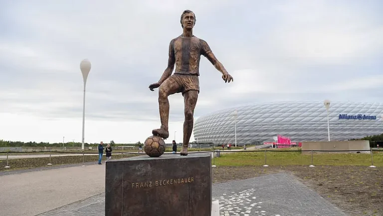 «Это больше, чем памятник» — «Бавария» увековечила Беккенбауэра