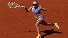 Швёнтек отыграла второй сет у Соболенко в полуфинале «Ролан Гаррос»