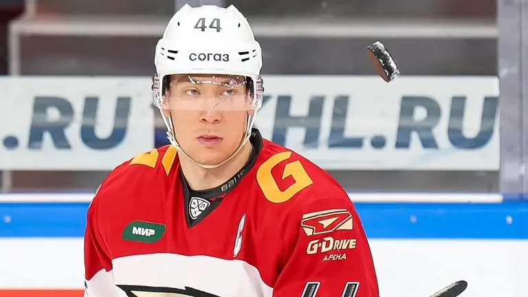 Шарипзянов вошёл в топ-5 снайперов-защитников в истории омского «Авангарда»