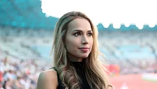 Фигуристка Загитова показала фото в коротком платье и гольфах