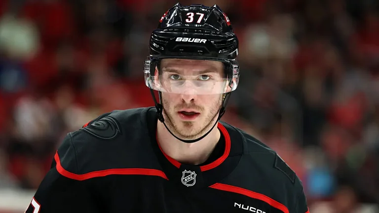 Свечников помог «Каролине» обыграть «Ванкувер»