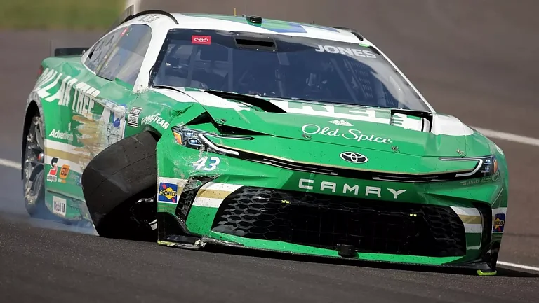 Бубба Уоллес триумфально побеждает в Индианаполисе, у Пенске – провал