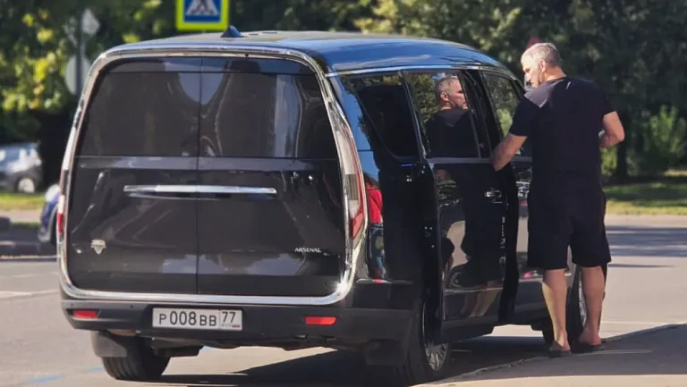 Овечкин стал владельцем Aurus Arsenal с номером 008