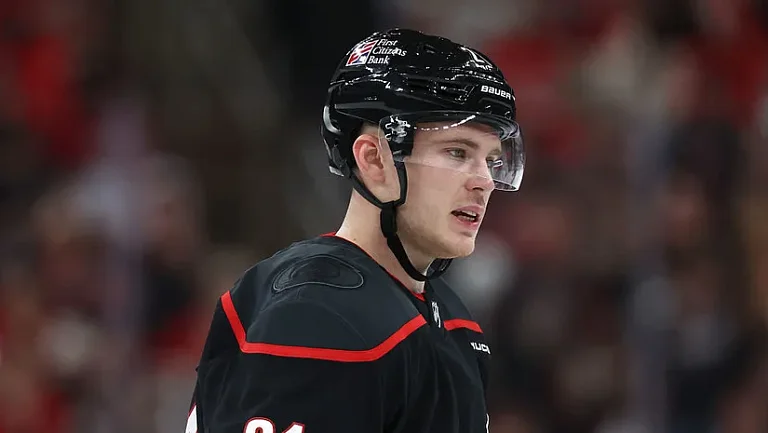 «Каролина» обыграла «Филадельфию» по буллитам, Никишин забил гол