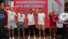 Клаудио Писарро и Джован Эльбер устроили пивной фурор в Майами с фанатами «Баварии»