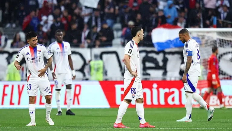 Аналитик «Лиона» обрушился с критикой на арбитра после поражения от «Ренна»