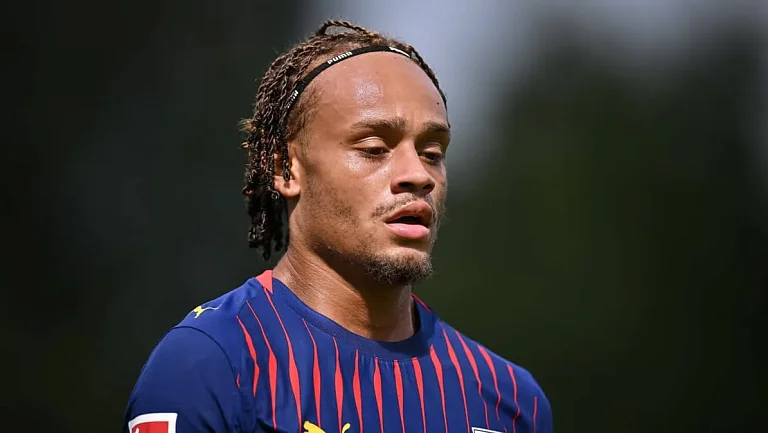 «Манчестер Сити» вступает в борьбу за Симонса, пытаясь опередить «Челси»