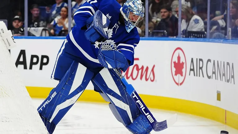 Вратарь «Торонто» совершил решающий сейв без шлема в матче с «Рейнджерс»