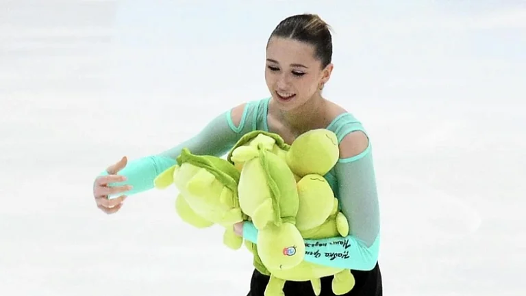 После выступления Валиевой болельщики фигуристки засыпали лёд игрушками