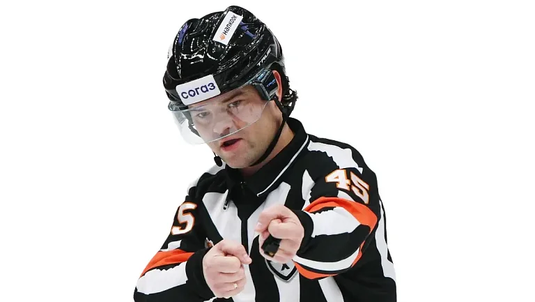 В КХЛ раскрыли систему штрафов для судей за ошибки в матчах