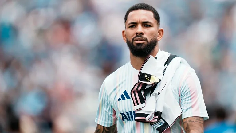 Дуглас Луис мешает трансферным планам «Ювентуса»