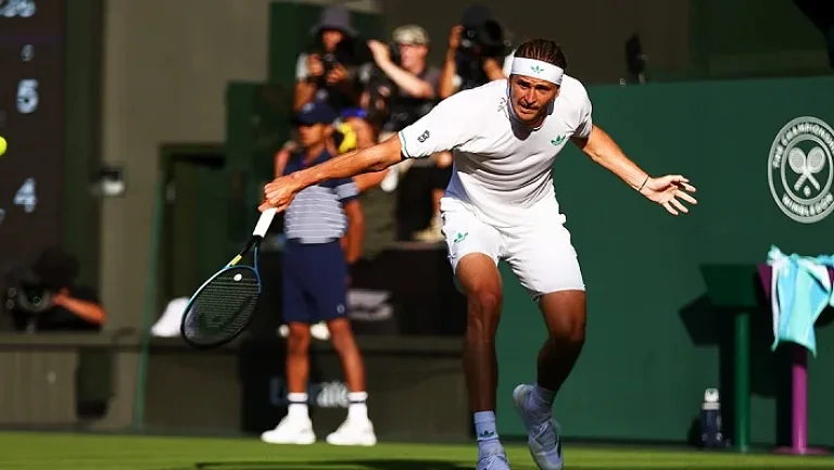 Зверев обыграл Попырина и продолжает борьбу за титул в Канаде