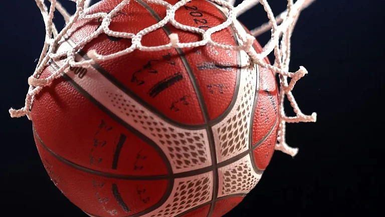 В США баскетбольного тренера увели в наручниках сразу после окончания матча 