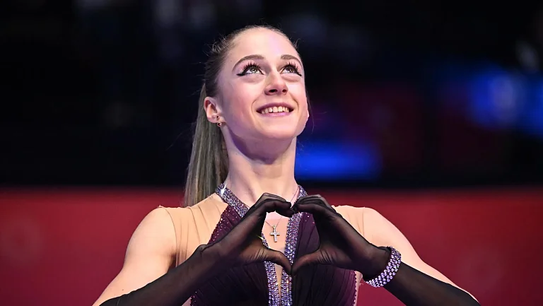 Алина Горбачёва вернулась к тренировкам на костылях после операции на колене