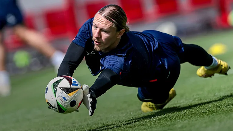 Кафанов опроверг слухи об уходе Матвея Сафонова из ПСЖ