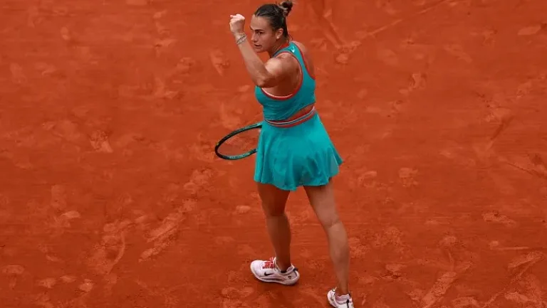 Соболенко прошла в финал «Ролан Гаррос» после победы над Швёнтек