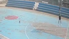 16-летний индийский баскетболист погиб после того, как на него упало кольцо