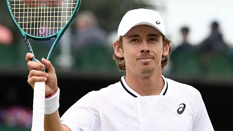 Де Минор уверенно обыграл Комесанью и вышел на третий круг в Канаде