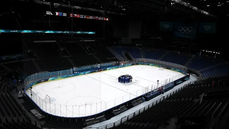 Хоккейный матч на ОИ-2026 перенесли из-за вспышки вируса