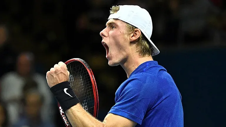 Канадец Шаповалов начал перепалку с болельщиком на русском языке