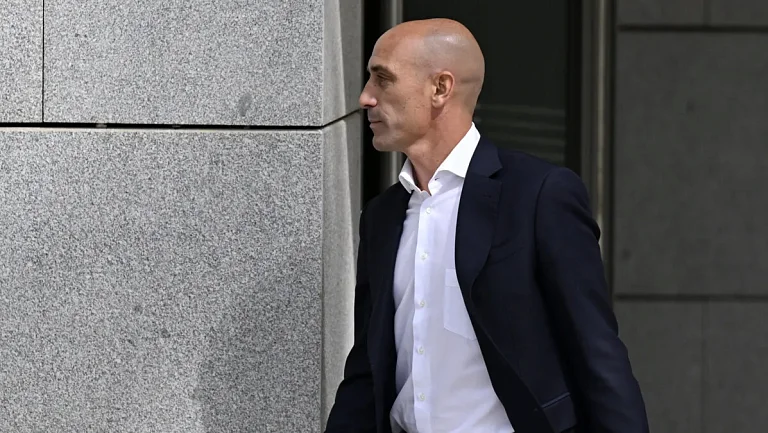 Рубиалеса закидали яйцами на презентации его скандальной книги