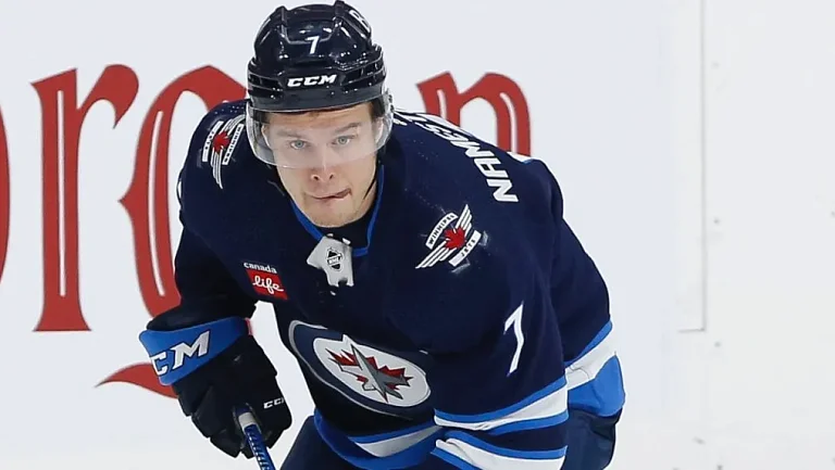 «Виннипег» Владислава Наместникова на выезде обыграл «Ванкувер» в НХЛ