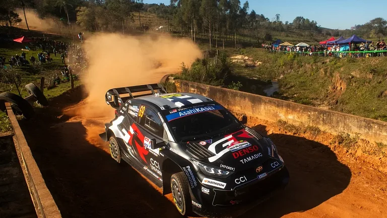 Адриен Фурмо опережает Калле Рованперу на Ралли Парагвая