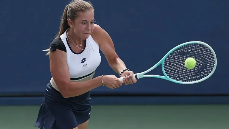Сбежавшая во Францию Ефремова сразится с россиянкой Тупицыной в финале AO-2026